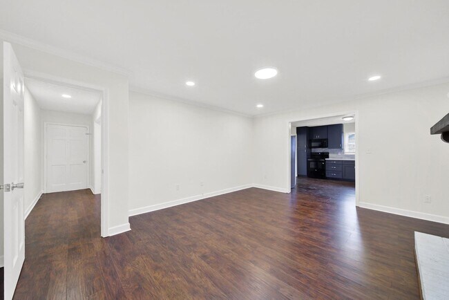 Building Photo - Beautifully Renovated Three Bed Two Bath R...