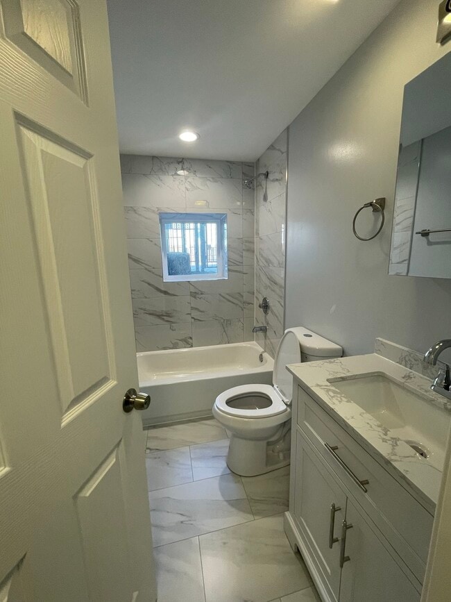 Building Photo - 1024 W Ainslie St