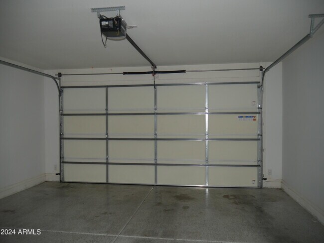 Building Photo - 10035 W Robin Ln