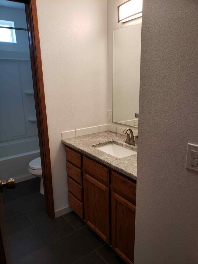 Building Photo - Spacious 4 Bed / 3 Bath Near Downtown with Two Master Bedrooms! Available beginning of August