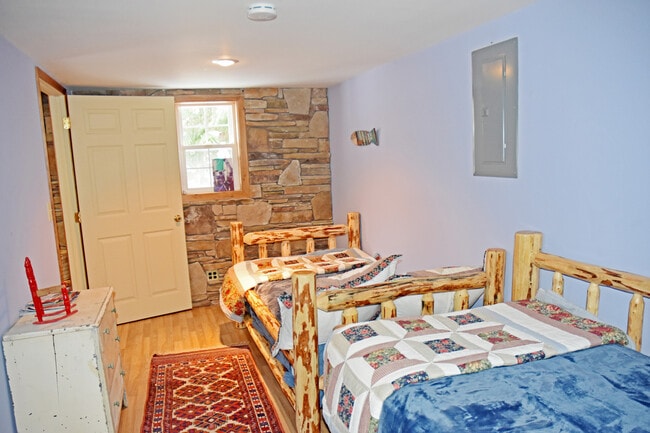 Building Photo - Furnished Home on Spoon Lake