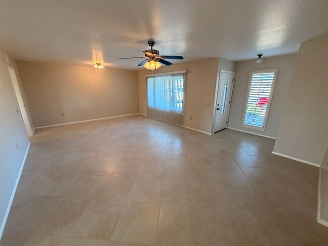 Building Photo - Large 2Bdm 2Ba Sun City Home