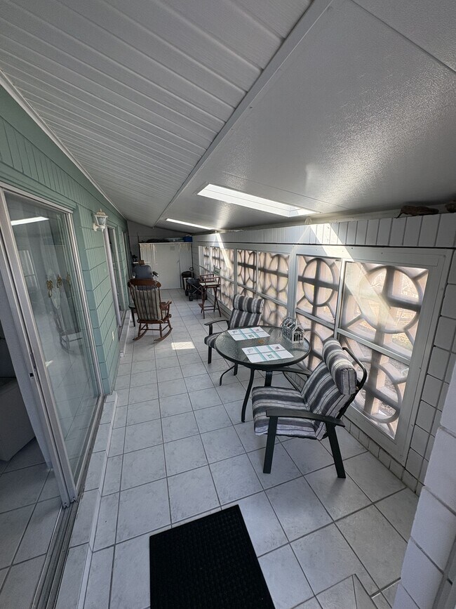 Building Photo - 1205 Tarpon Center Dr