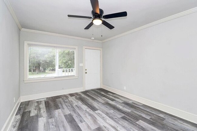 Building Photo - Charming 2BD/1BA Duplex Off West Blvd