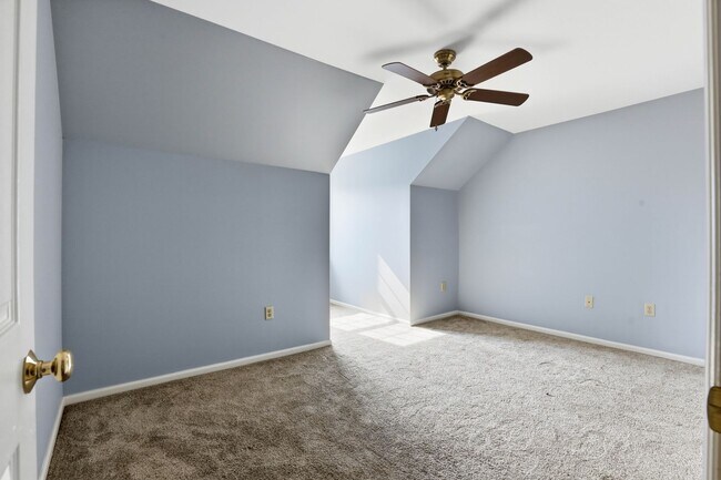 Building Photo - 472 Hillside Dr