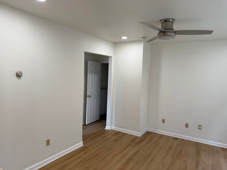 Building Photo - 121 Linwood Ave