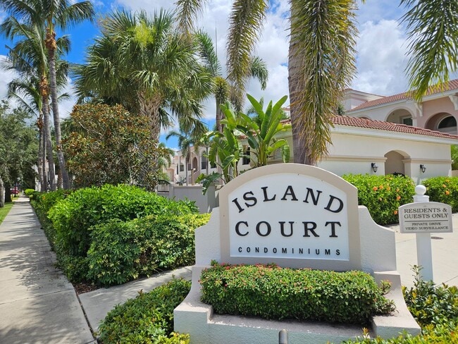 Building Photo - Seasonal Short-Term 2 Bedroom, 2.5 Bath Multi-Level Condo with Balcony and Patio located on Venic...