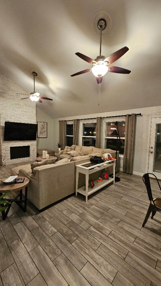 Building Photo - 1605 N Hollow Dr