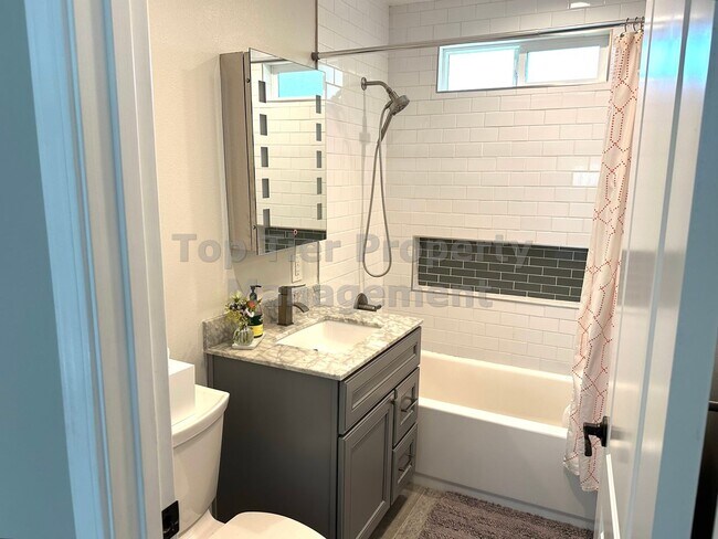 Building Photo - Beautifully updated 3 Bed / 2 Bath / 1,584...