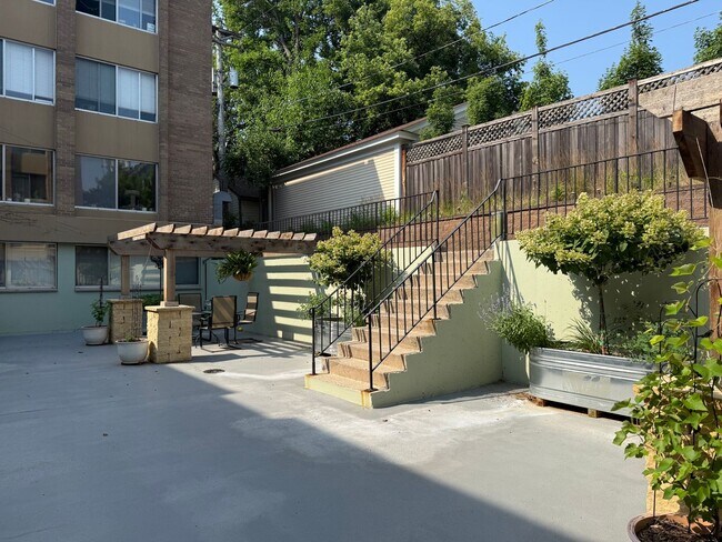 Building Photo - Lovely Lowry Hill 1 Bedroom Condo