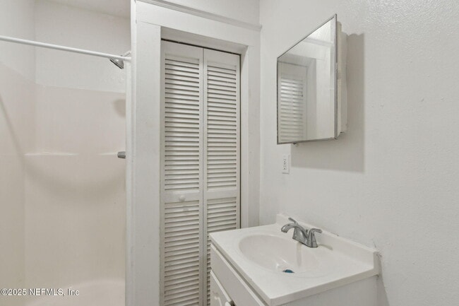 Building Photo - 421 W 18th St