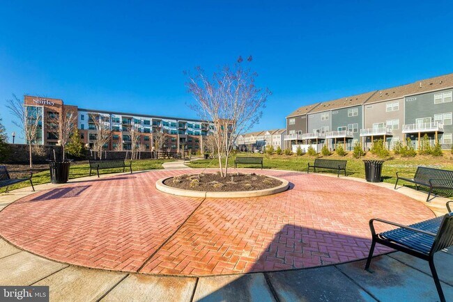 Building Photo - 2050 Hinshaw Dr
