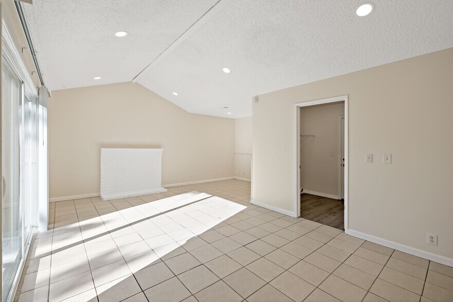 Building Photo - 490 N 5th St