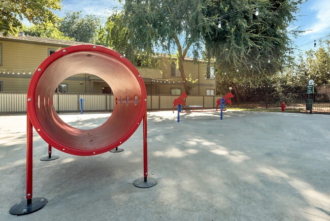 Building Photo - The Commons