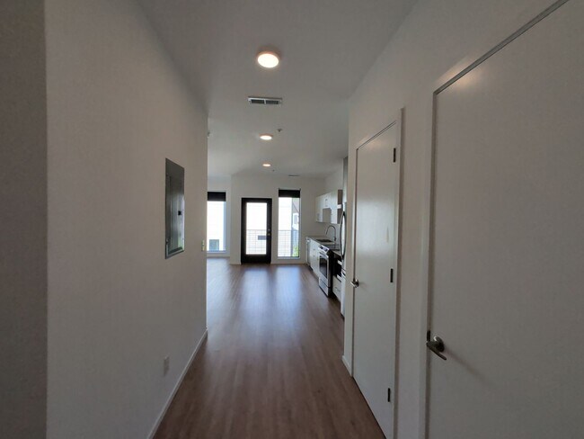 Building Photo - Spectacular Edgehill Condo!