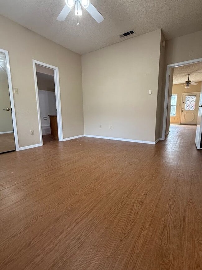 Building Photo - K039 - Croix #223