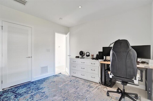 Building Photo - 2514 Yacht Club Blvd