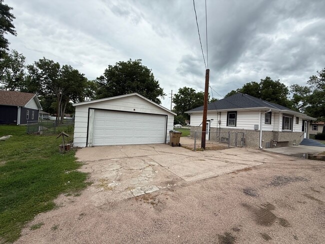 Building Photo - Charming 2-Bedroom Home with Spacious Backyard and 2-Car Garage