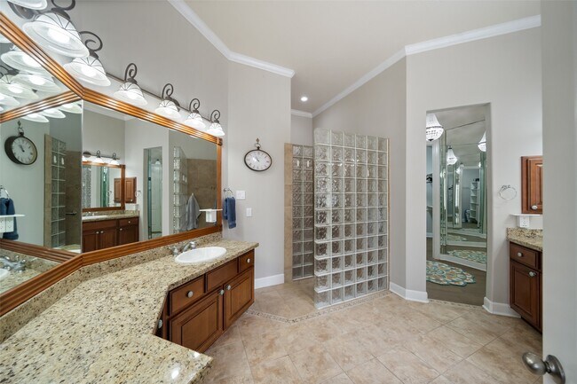 Building Photo - 390 Wedgewood Dr W