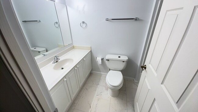 Building Photo - Sun-filled 2 Bed 2 Bath Condo With Sunroom...