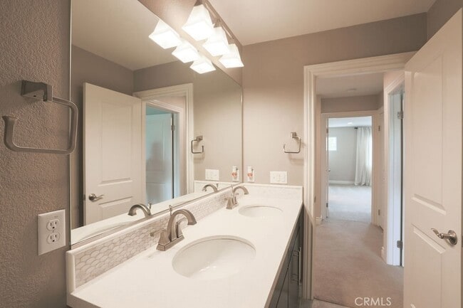 Building Photo - 3294 Ledgewood Cir