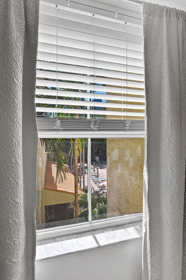 Building Photo - 720 S Sapodilla Ave