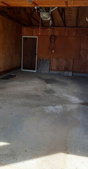 Garage - 638 Peachview Ln