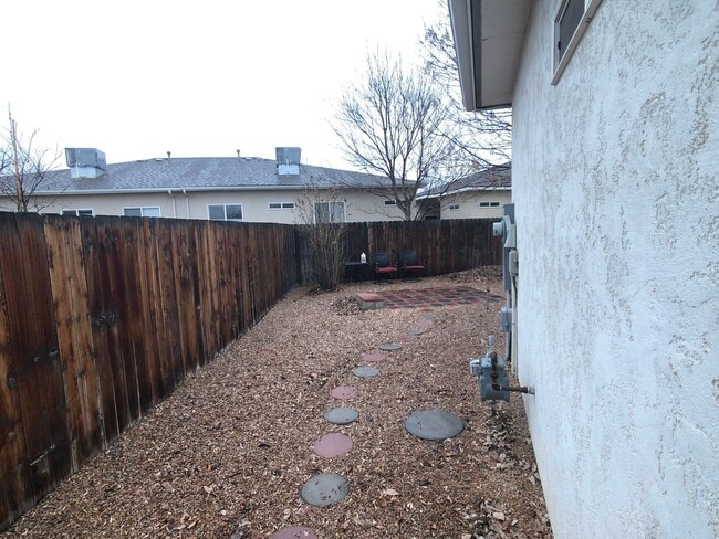 Building Photo - North Grand Junction: 2 bed 2 bath 2 car g...
