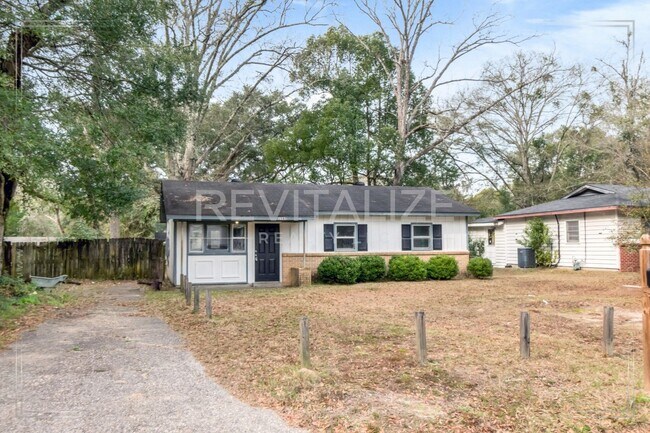 Building Photo - 3 Bed/1 Bath Home with Large Yard and Fence!