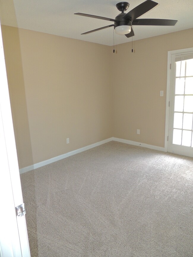 Building Photo - 5421 Thompson Cir