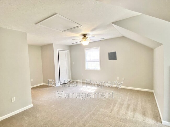 Building Photo - 102 Thunderbird Ln