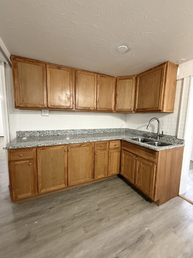 Building Photo - 521 Savoy Ave