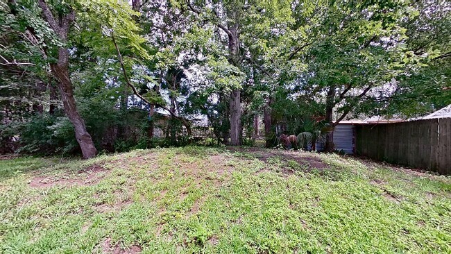 Building Photo - Tiny House Big Yard