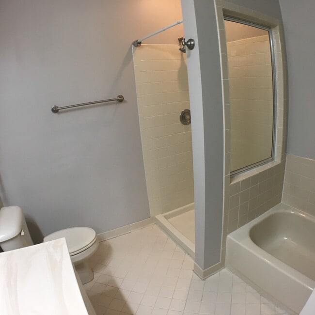 Building Photo - Loft 2BR plus den/2BA condo walking distan...