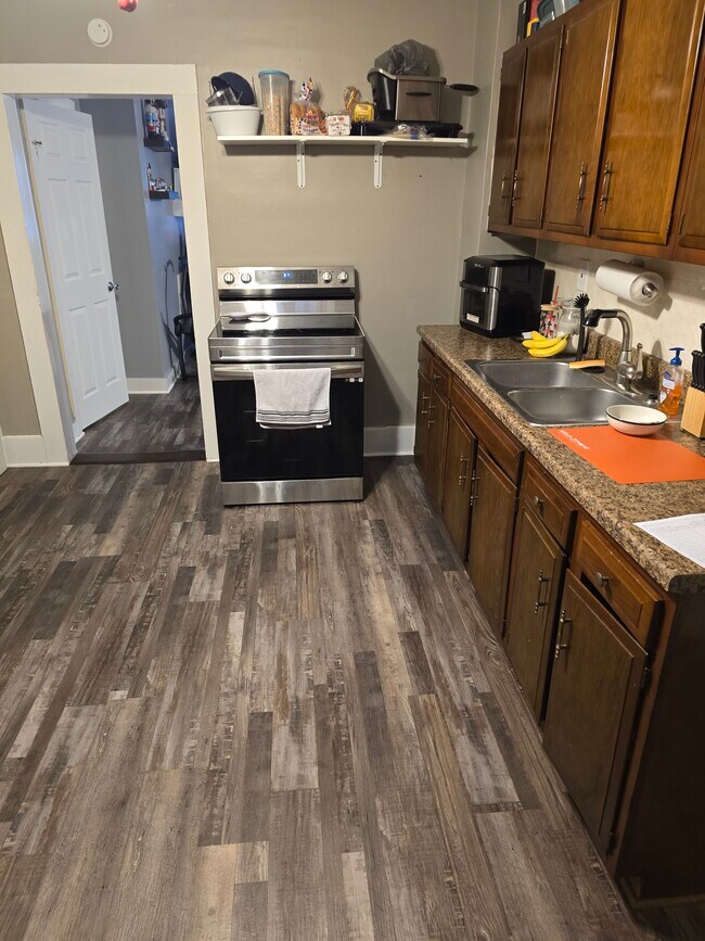 Building Photo - Bank Street