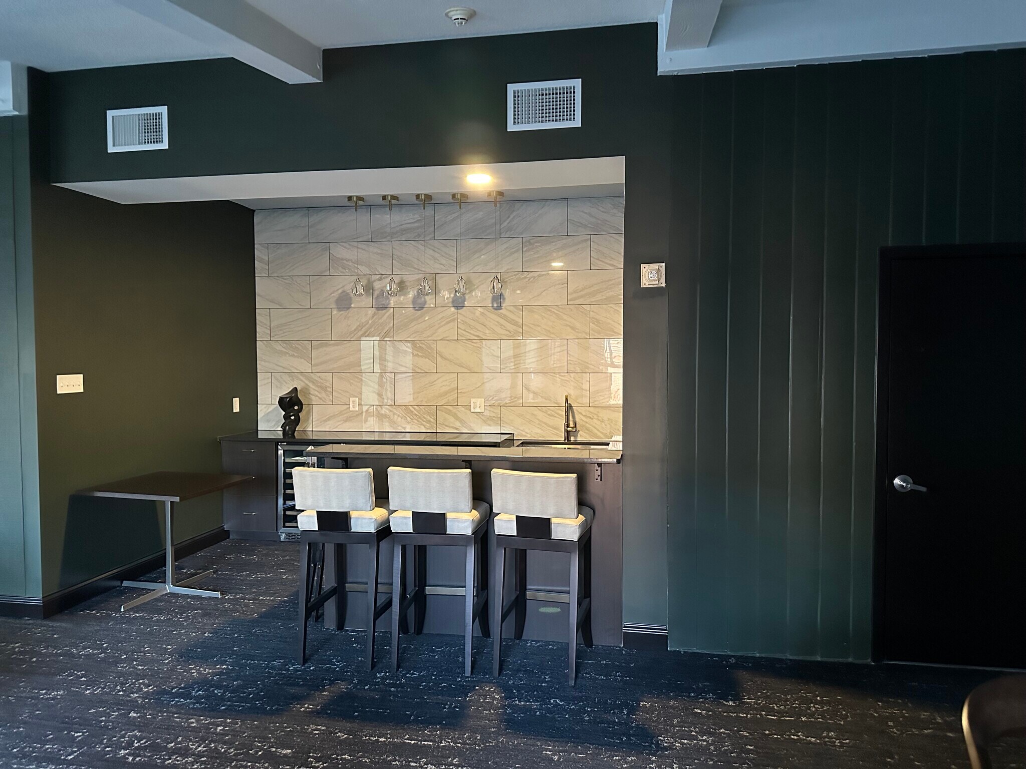 Bar area - 4545 Wornall Rd