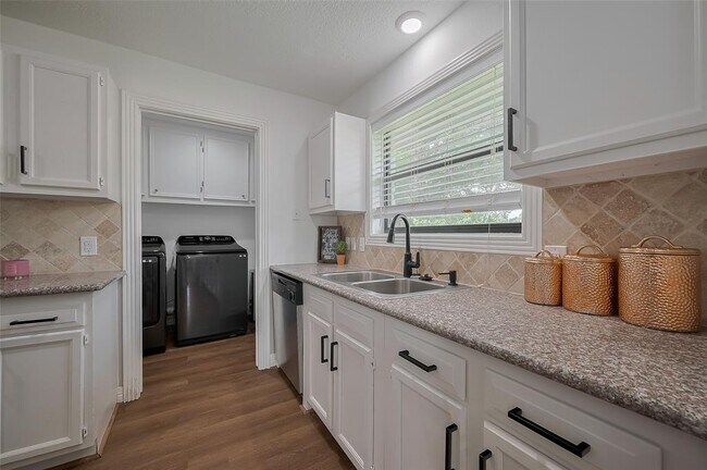 Building Photo - 8057 Ridgeview Dr