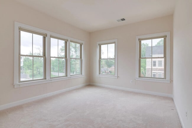 Building Photo - 7200 Holywell Ln