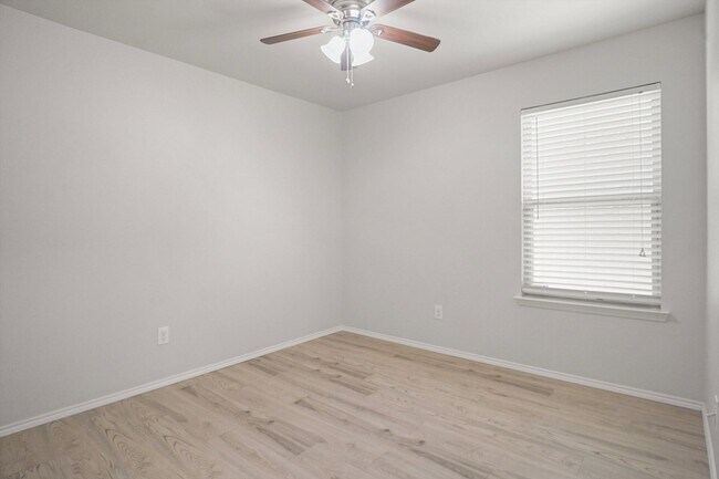 Building Photo - Beautiful Spacious Home