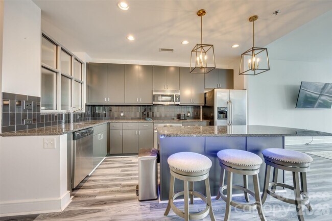 Building Photo - 333 W Trade St