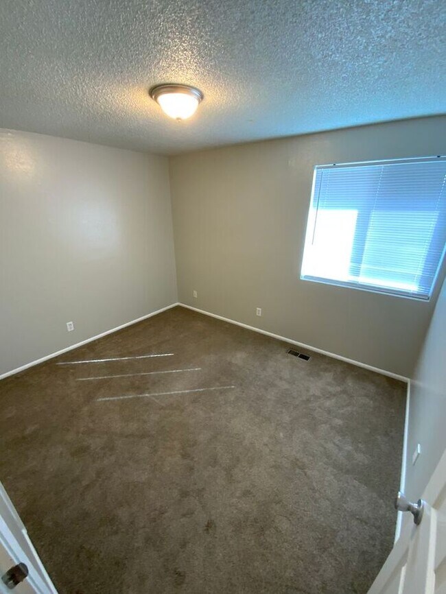 Building Photo - Sumner Townhome Duplex w/ 1 car carpot & N...
