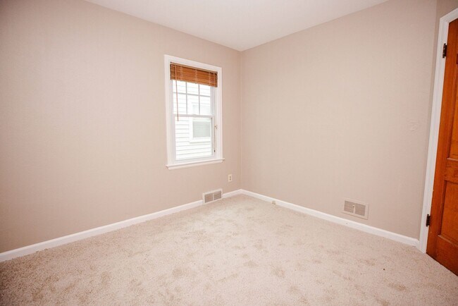 Building Photo - West Toledo 3 Bedroom