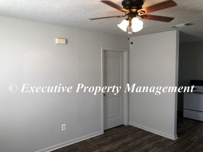 Building Photo - 908 J R Ct