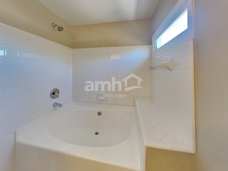 Building Photo - 2885 Runnymeade Dr
