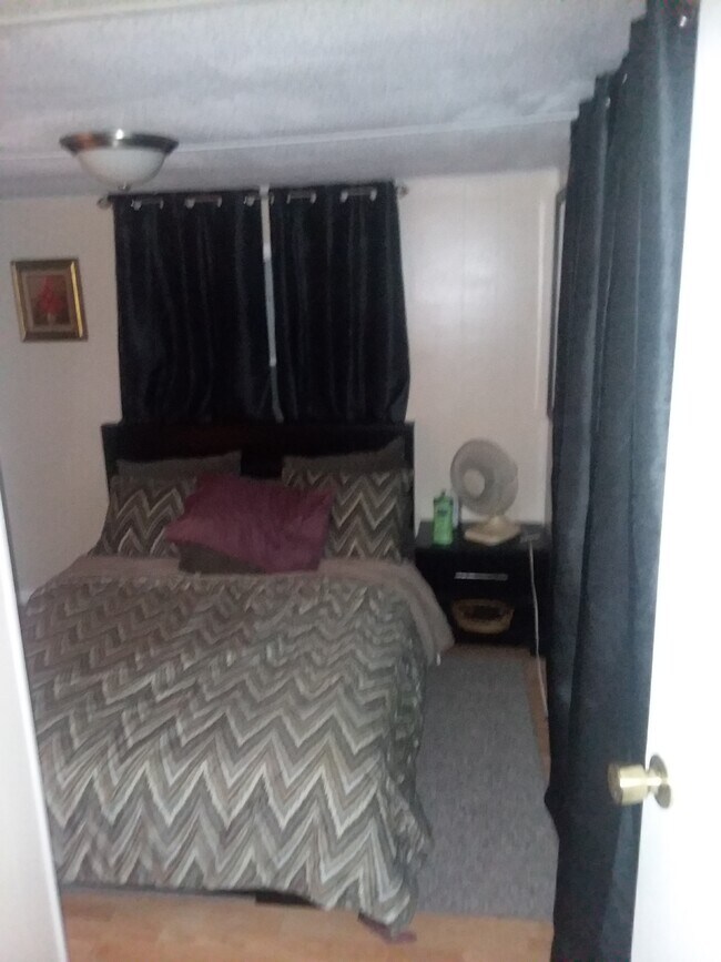 front bedroom w/ shower - 30424 Francis St