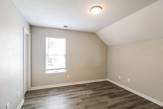 Building Photo - 7601 Hilltop Way