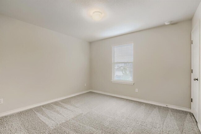 Building Photo - 173 Flexus Ln