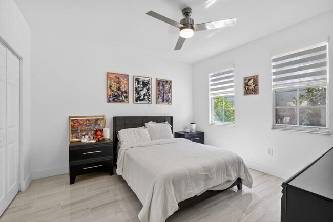 Building Photo - 533 NE 3rd Ave