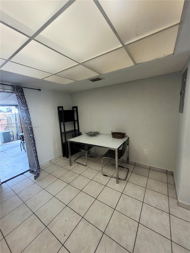 Building Photo - 3973 W 9th Ln