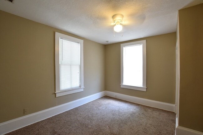 Building Photo - Charming 3 Bed 1.5 Bath Town Home for Rent...